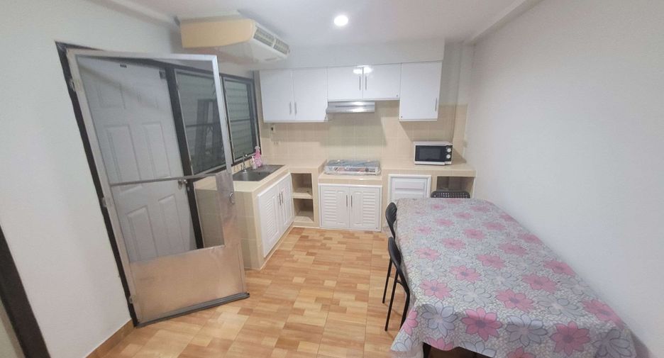 For rent 4 bedrooms townhouse in Khlong Toei, Bangkok