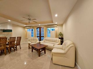 Condo en alquiler de 3 habitaciones en Khlong Toei, Bangkok