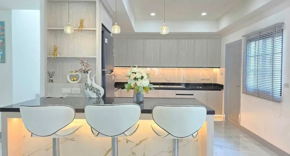 For sale 4 bedrooms villa in East Pattaya, Pattaya