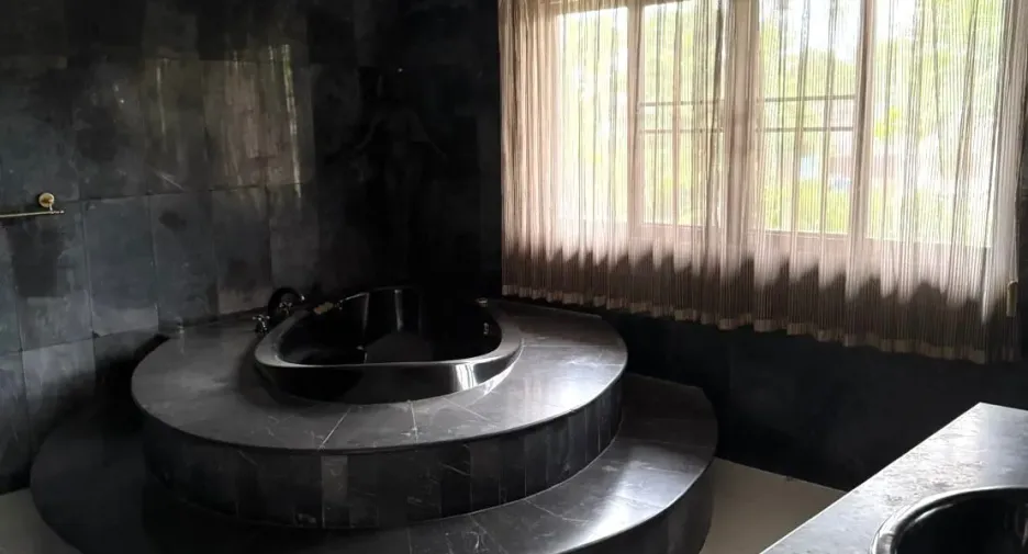 For sale 5 bedrooms villa in Saraphi, Chiang Mai