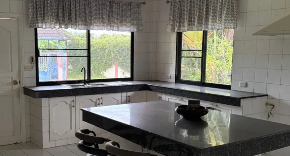 For sale 5 bedrooms villa in Saraphi, Chiang Mai