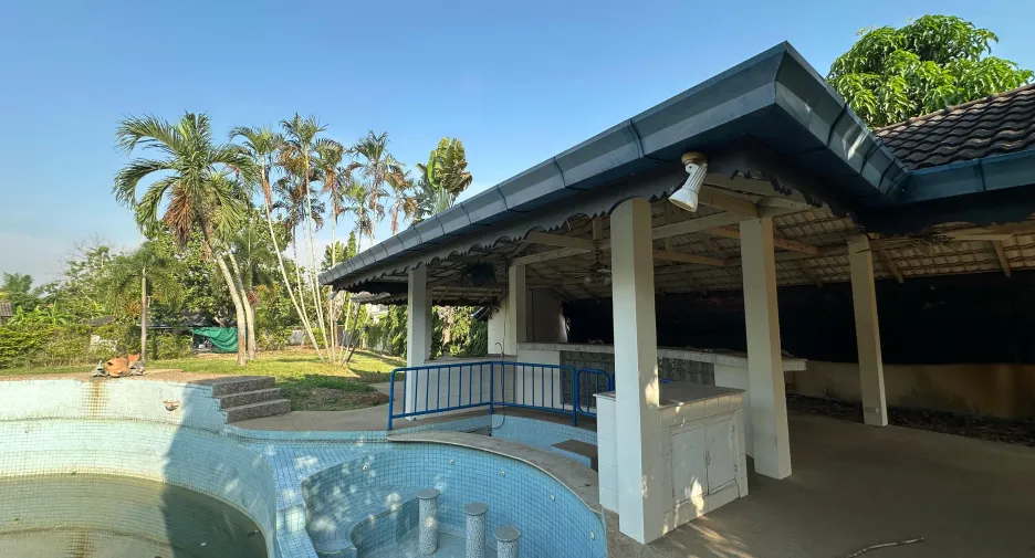For sale 5 bedrooms villa in Saraphi, Chiang Mai