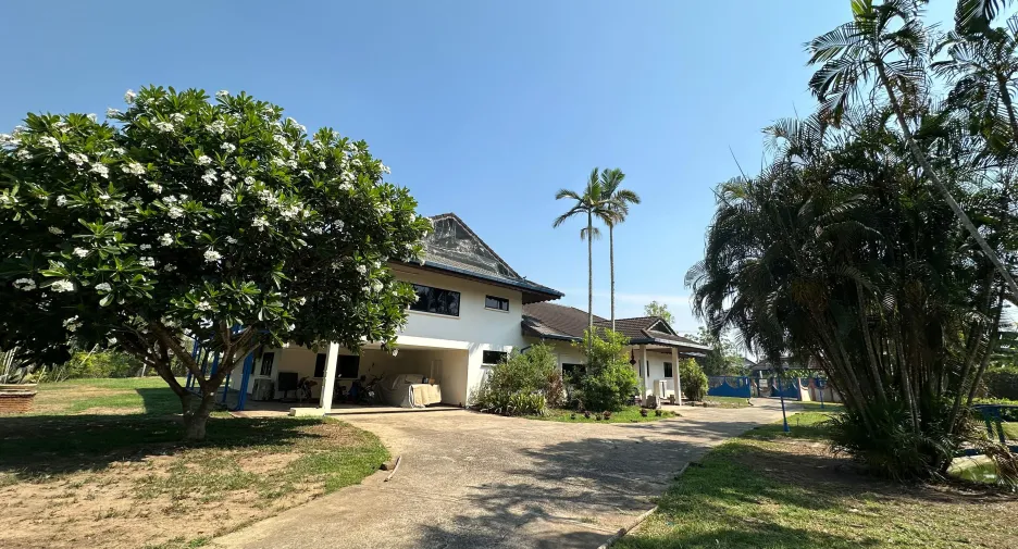 For sale 5 bedrooms villa in Saraphi, Chiang Mai