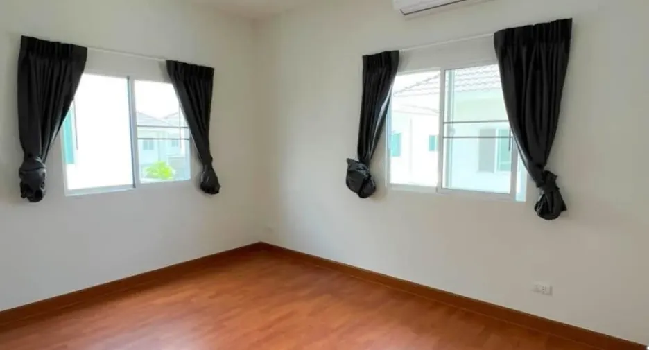 Casa en venta de 4 habitaciones en Krathum Baen, Samut Sakhon