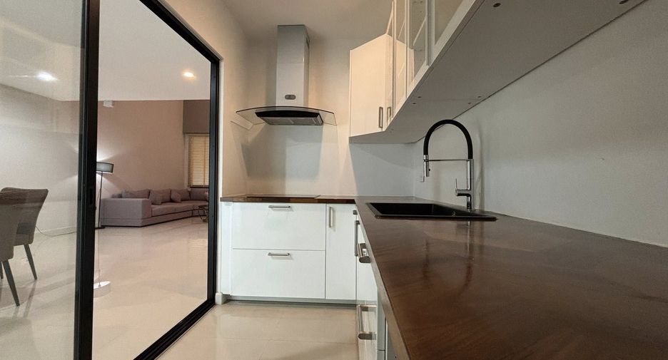 For rent 3 bedrooms house in Saphan Sung, Bangkok