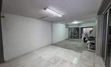 Local comercial en venta de 3 habitaciones en Din Daeng, Bangkok