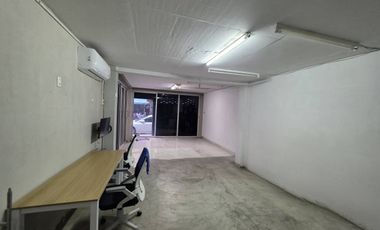 Local comercial en venta de 3 habitaciones en Din Daeng, Bangkok