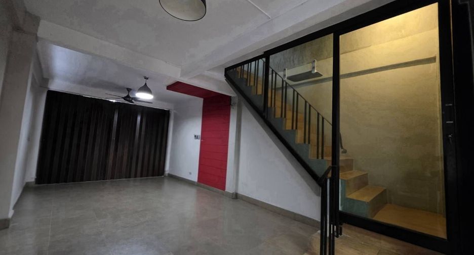 Local comercial en venta de 3 habitaciones en Din Daeng, Bangkok