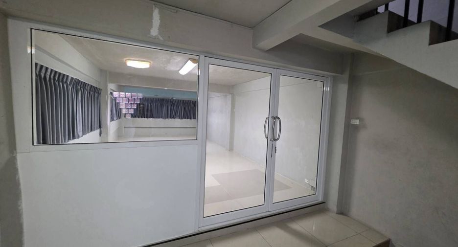 Local comercial en venta de 3 habitaciones en Din Daeng, Bangkok