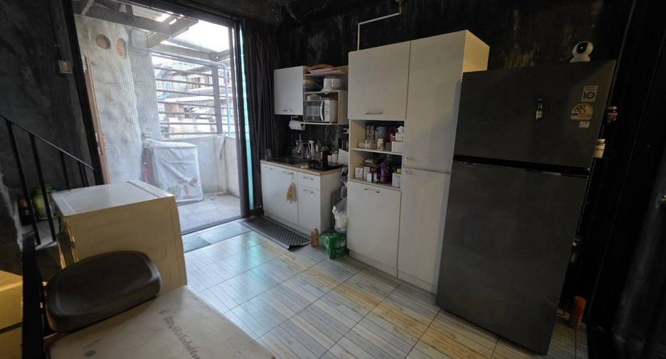 Local comercial en venta de 3 habitaciones en Din Daeng, Bangkok