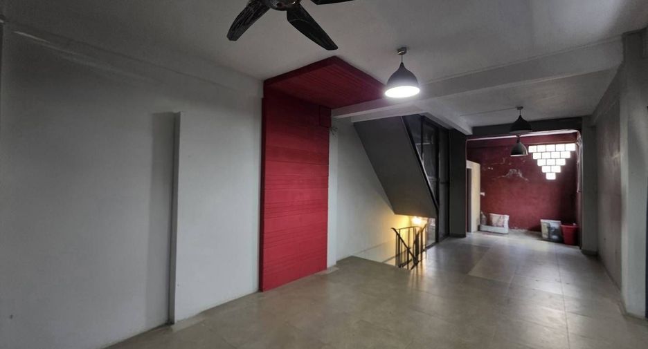 Local comercial en venta de 3 habitaciones en Din Daeng, Bangkok