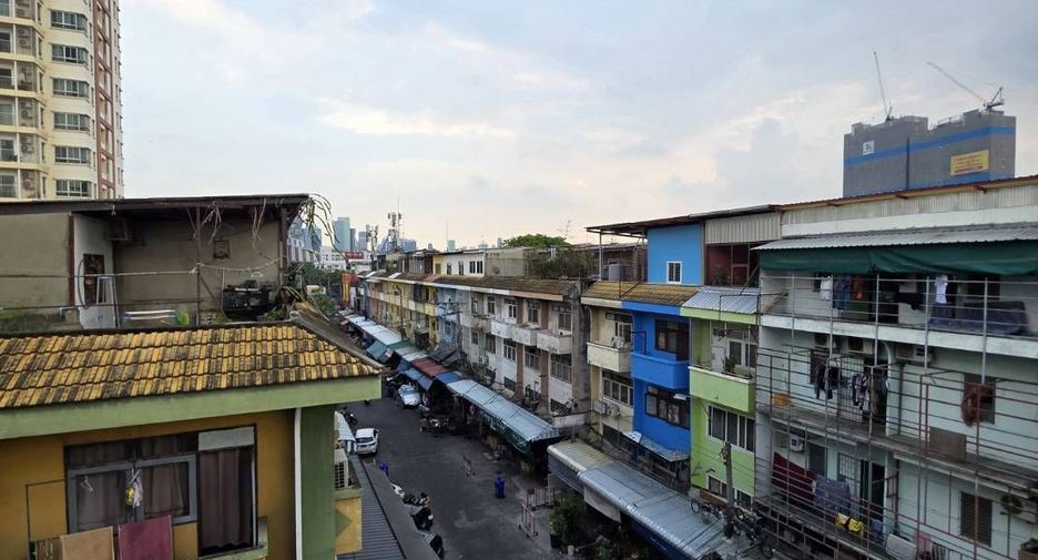 Local comercial en venta de 3 habitaciones en Din Daeng, Bangkok