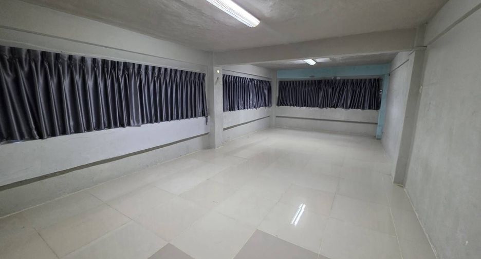 Local comercial en venta de 3 habitaciones en Din Daeng, Bangkok