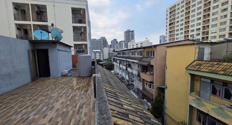 Local comercial en venta de 3 habitaciones en Din Daeng, Bangkok