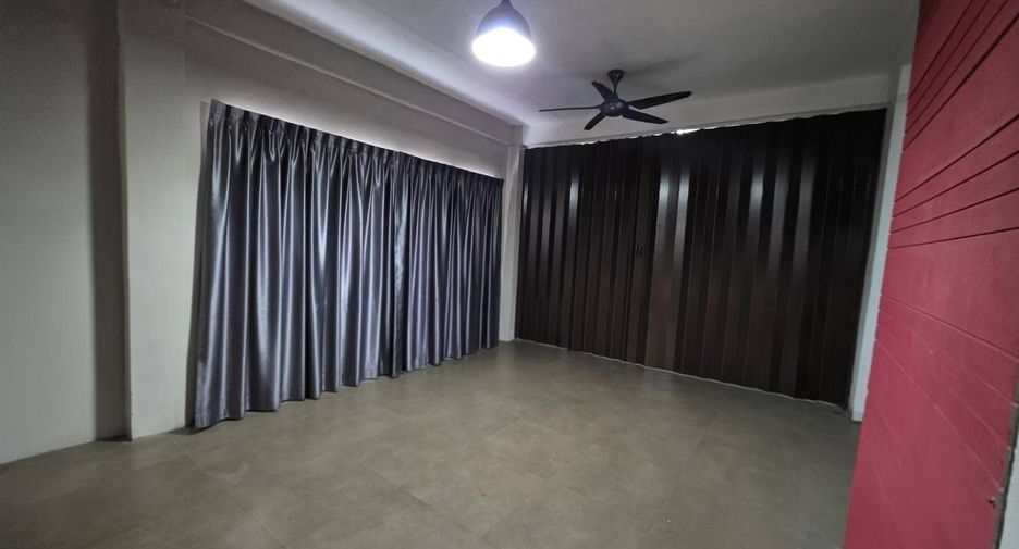 Local comercial en venta de 3 habitaciones en Din Daeng, Bangkok