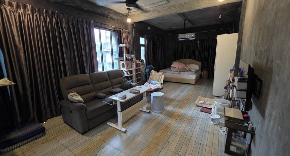 Local comercial en venta de 3 habitaciones en Din Daeng, Bangkok