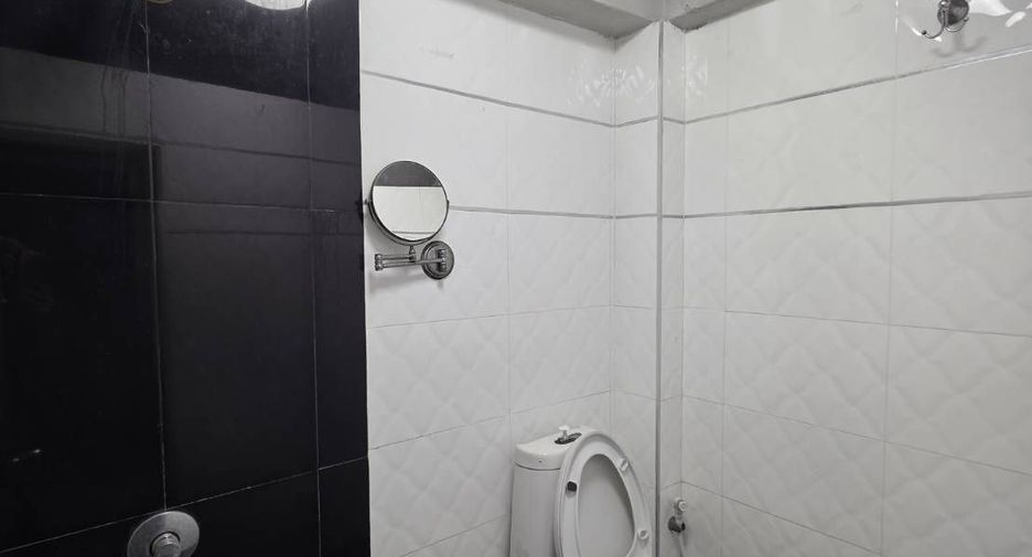 Local comercial en venta de 3 habitaciones en Din Daeng, Bangkok