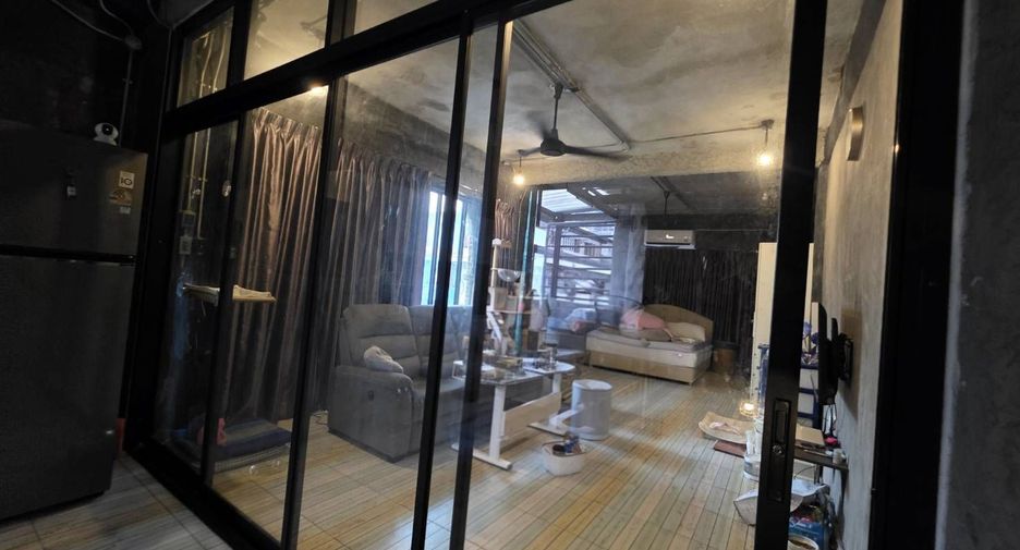 Local comercial en venta de 3 habitaciones en Din Daeng, Bangkok
