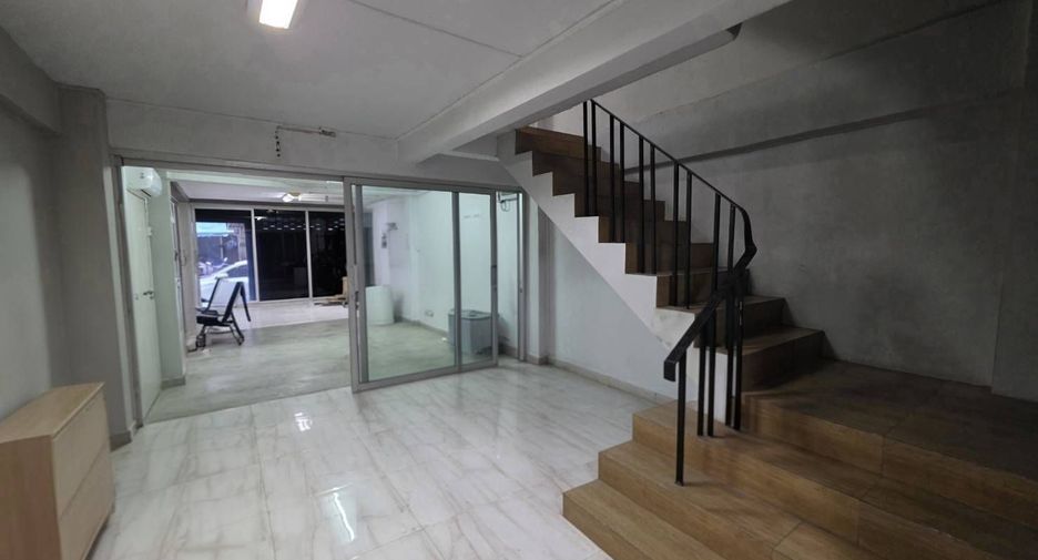 Local comercial en venta de 3 habitaciones en Din Daeng, Bangkok