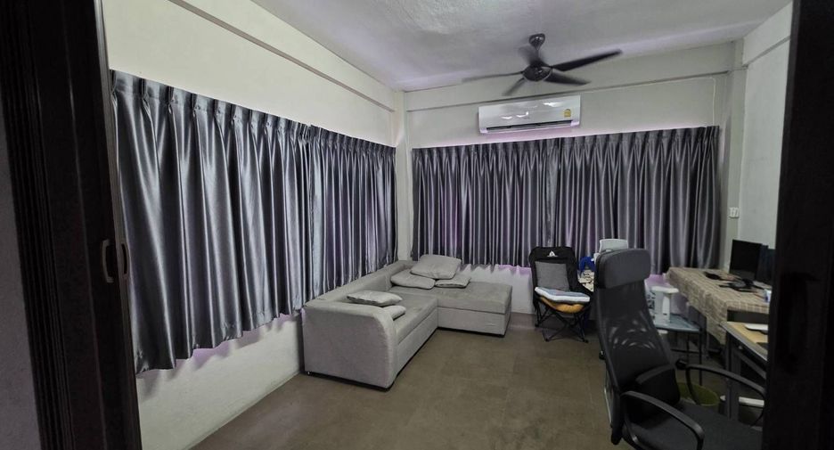 Local comercial en venta de 3 habitaciones en Din Daeng, Bangkok