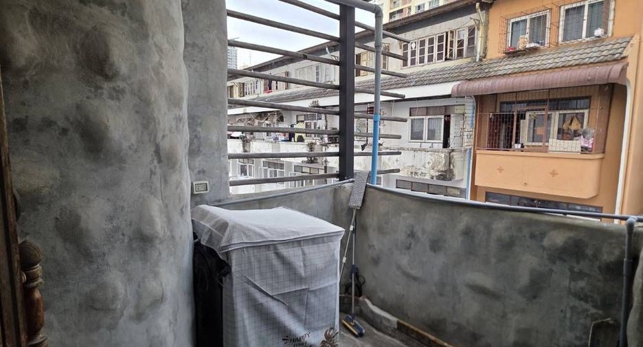 Local comercial en venta de 3 habitaciones en Din Daeng, Bangkok