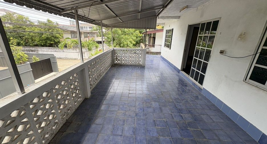 For rent 3 bedrooms house in Watthana, Bangkok