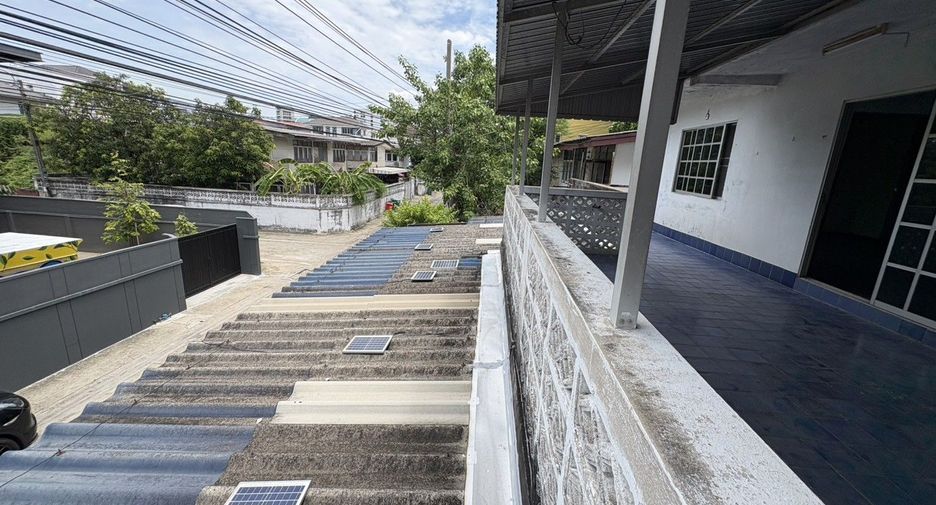For rent 3 bedrooms house in Watthana, Bangkok