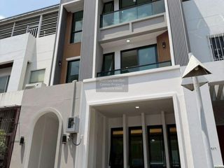 Casa adosada en venta de 4 habitaciones en Phra Khanong, Bangkok