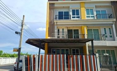 Reihenhaus zum Kauf mit 4 Zimmer in Lat Krabang, Bangkok