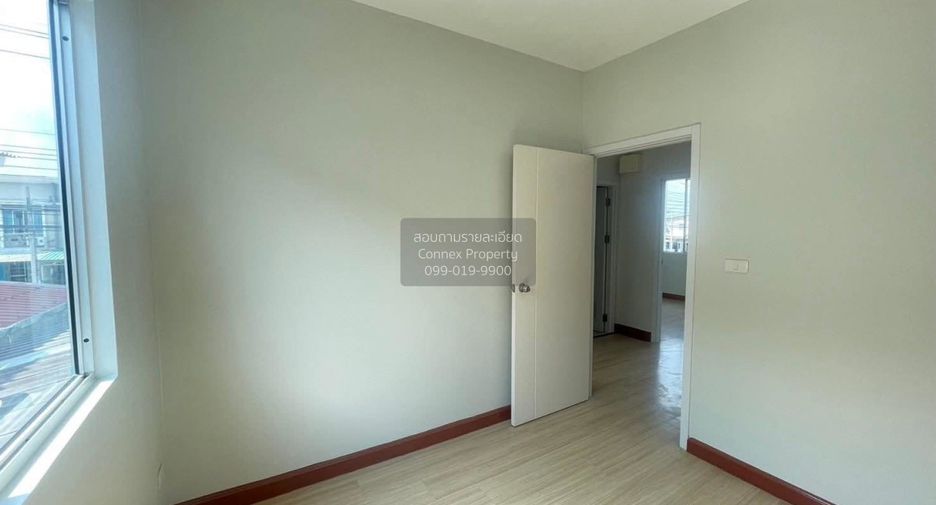For sale 3 bedrooms townhouse in Mueang Samut Prakan, Samut Prakan