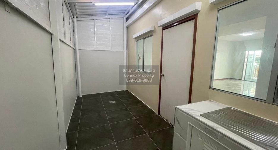 For sale 3 bedrooms townhouse in Mueang Samut Prakan, Samut Prakan