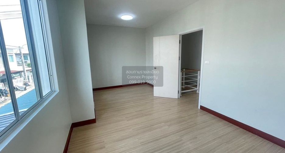For sale 3 bedrooms townhouse in Mueang Samut Prakan, Samut Prakan