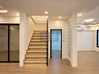 Reihenhaus zum Kauf mit 4 Zimmer in Huai Khwang, Bangkok