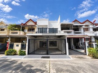 Reihenhaus zum Kauf mit 4 Zimmer in Huai Khwang, Bangkok