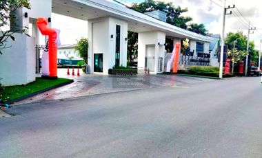 出售 4 卧室 联排别墅 在 Khlong Luang, Pathum Thani