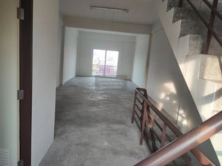 À vendre 3 chambres maison de ville à Thung Khru, Bangkok