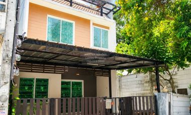 À vendre 4 chambres maison de ville à Bang Phli, Samut Prakan