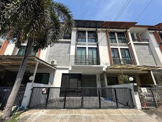 À vendre 3 chambres maison de ville à Lat Phrao, Bangkok