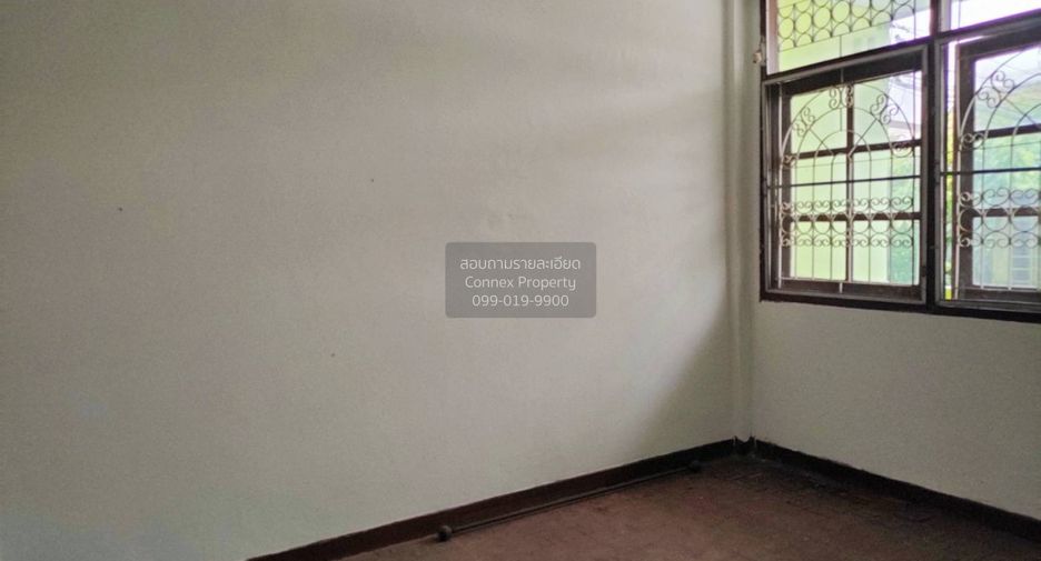 For sale 4 ベッドルーム townhouse in Wang Thonglang, Bangkok