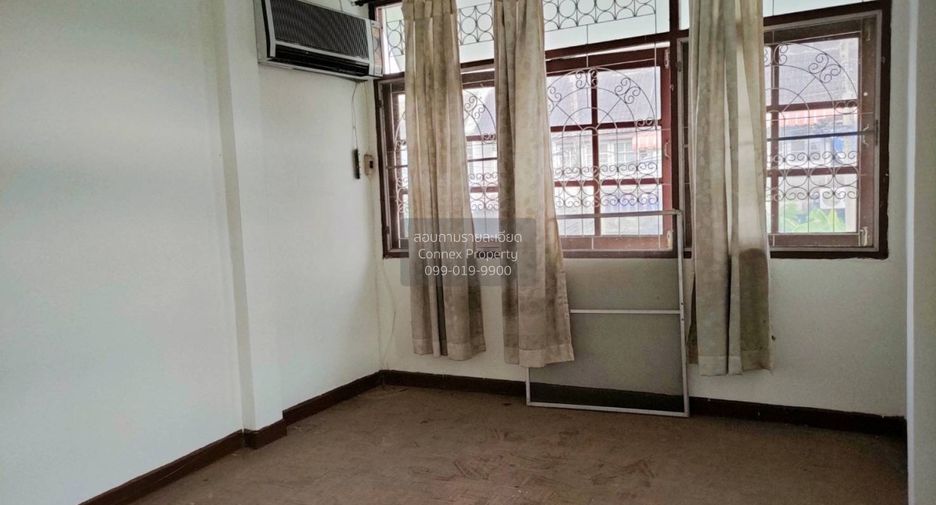 For sale 4 ベッドルーム townhouse in Wang Thonglang, Bangkok