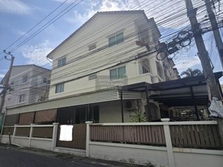 For sale 4 bedrooms townhouse in Wang Thonglang, Bangkok