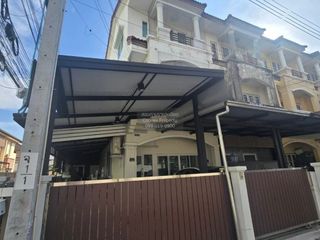 For sale 4 bedrooms townhouse in Wang Thonglang, Bangkok