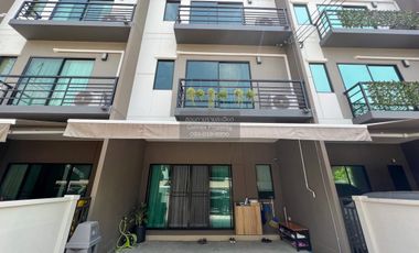 À vendre 3 chambres maison de ville à Bang Khen, Bangkok