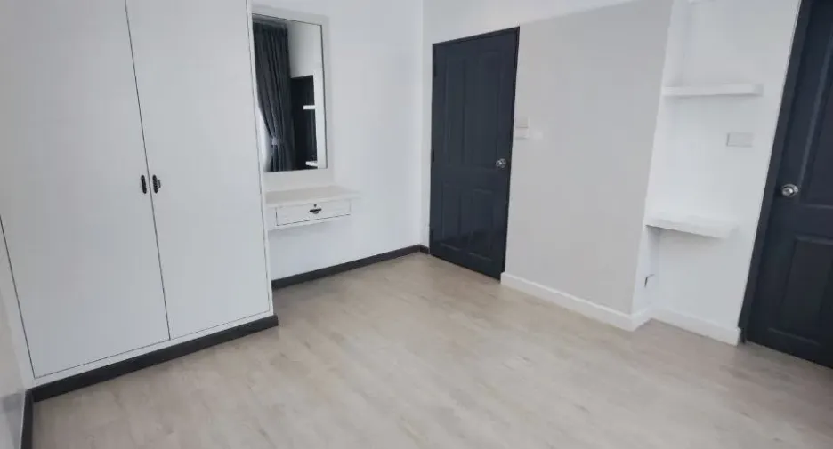 For rent 3 bedrooms office in Bang Na, Bangkok