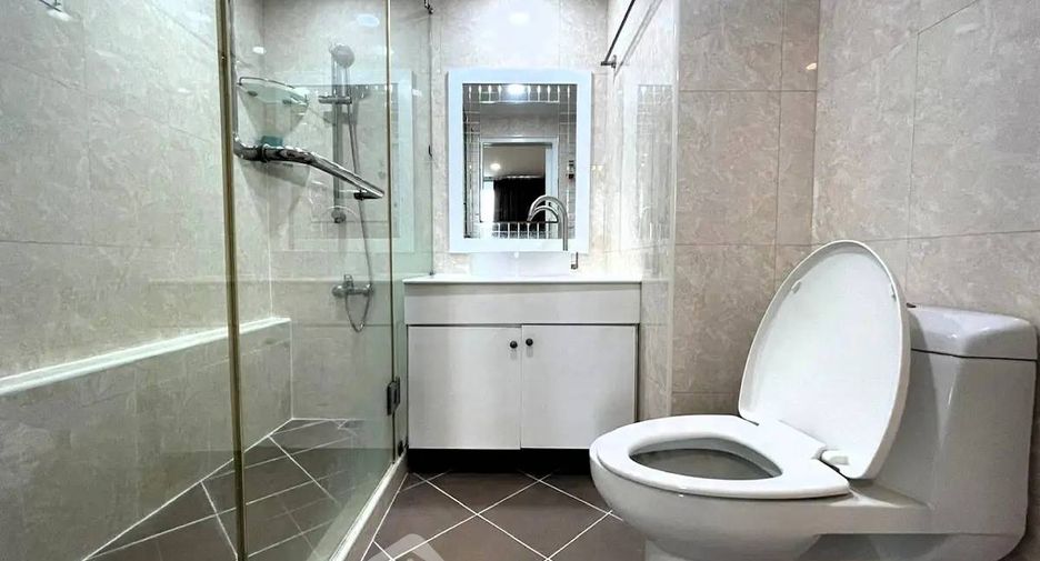 Condo en alquiler de 3 habitaciones en Watthana, Bangkok
