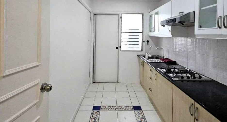 Condo en alquiler de 3 habitaciones en Watthana, Bangkok