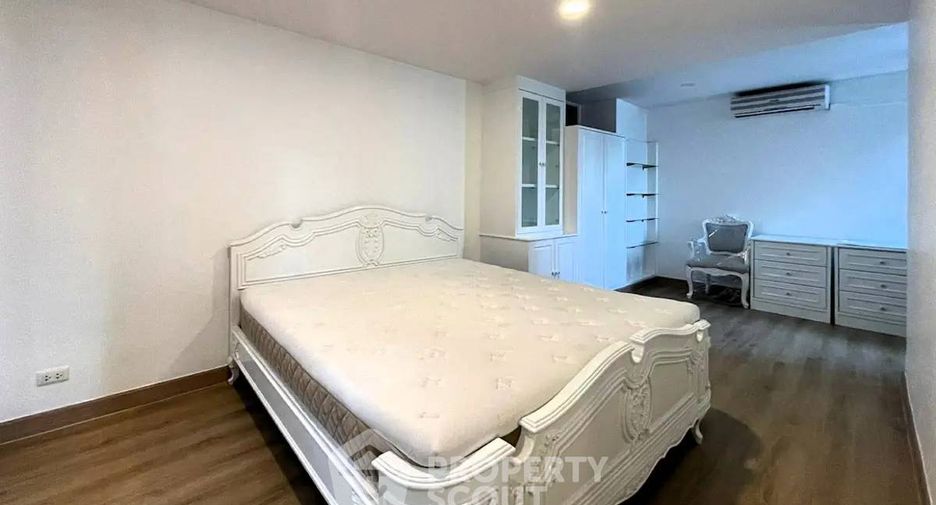 Condo en alquiler de 3 habitaciones en Watthana, Bangkok