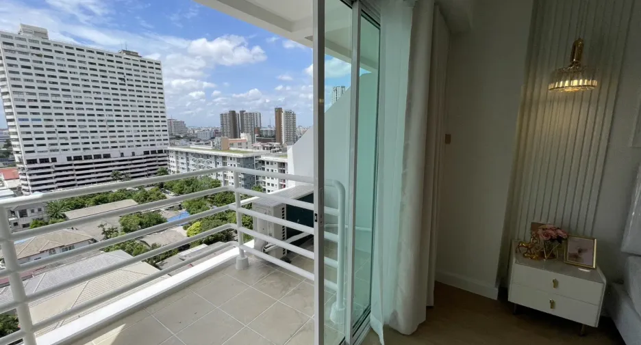 For sale 1 bed condo in Huai Khwang, Bangkok
