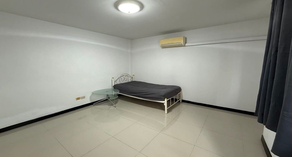 For rent 4 bedrooms townhouse in Bang Na, Bangkok