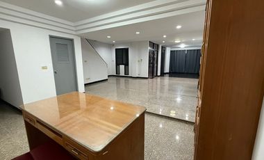 For rent 4 bedrooms townhouse in Bang Na, Bangkok